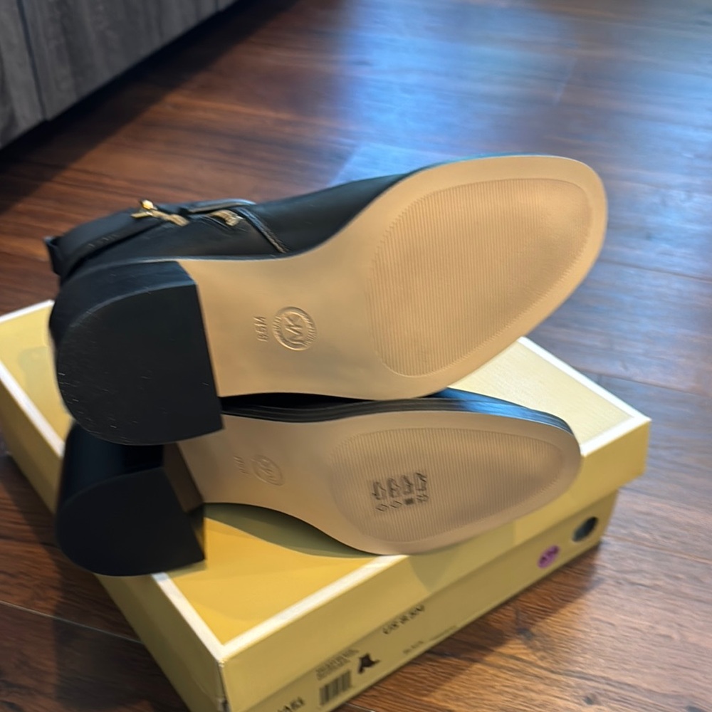 Michael Kors NWT Mindy Leather Ankle Block Heeled Boots with Gold Hardware - Picture 8 of 9